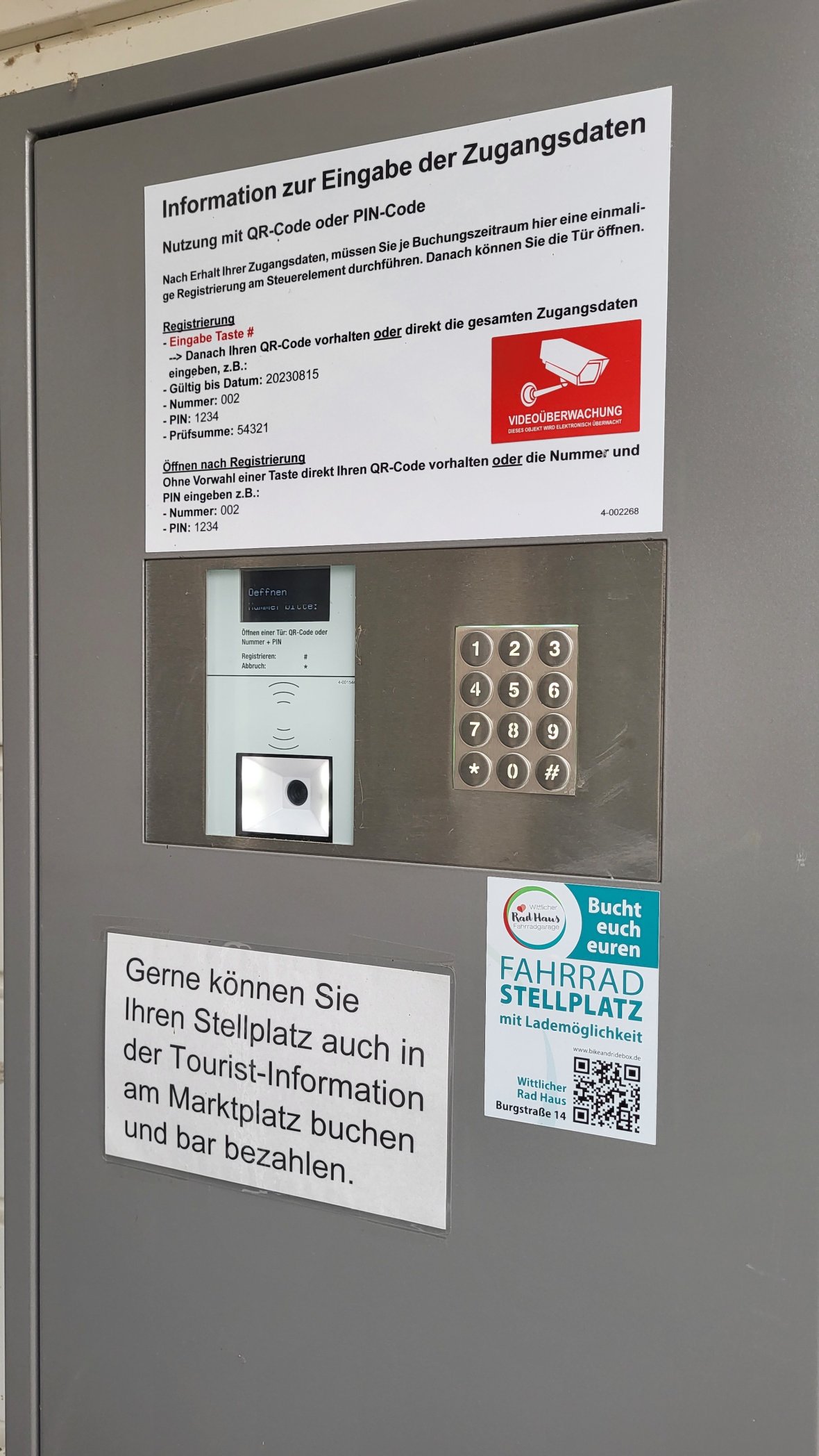 Zugangsterminal KINUS am Eingang zur Fahrradgarage