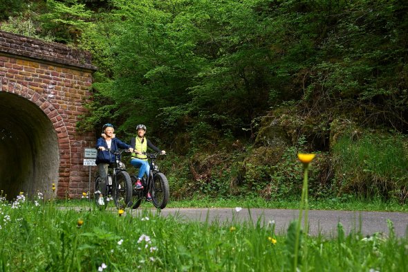 Zwei Damen auf dem Maare-Mosel-Radweg 
