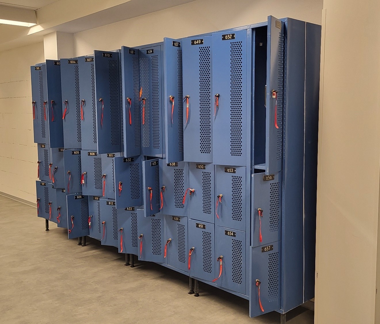 Viel Stauraum für Helme und Gepäck