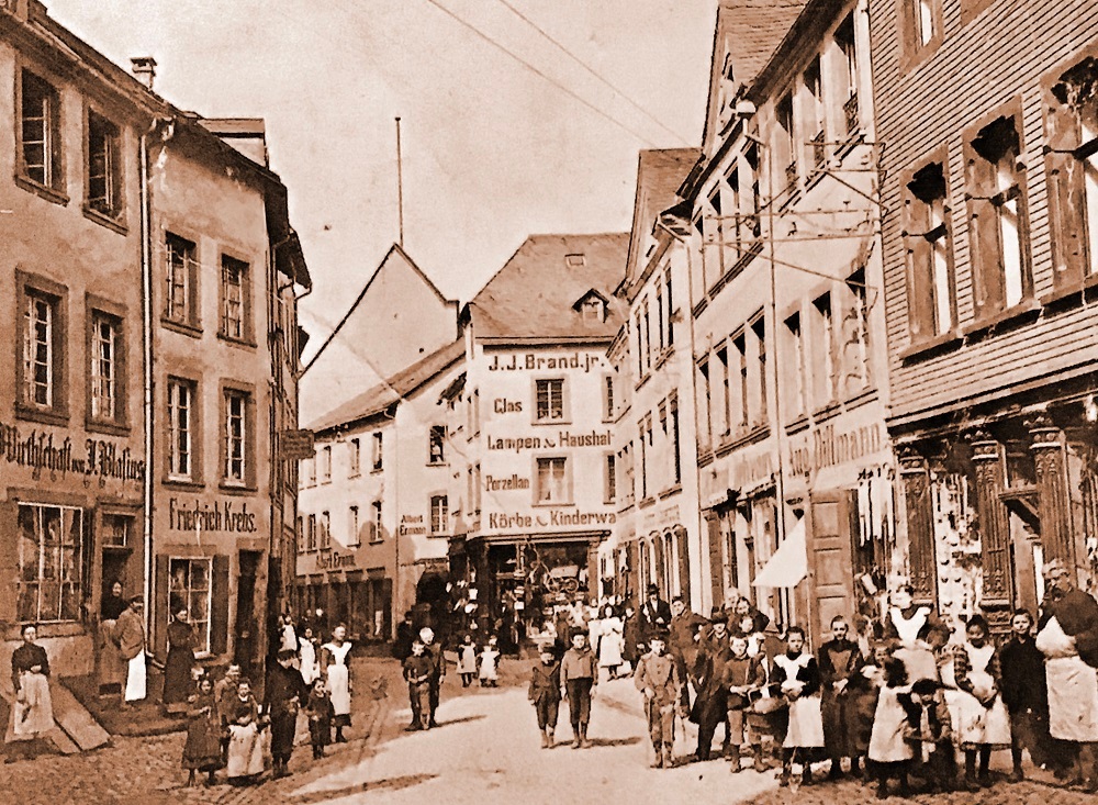 Bäckermeister Josef Blasius vor seiner Wirtschaft in der Burgstraße 