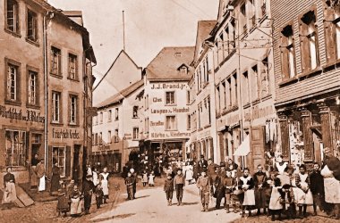 Bäckermeister Josef Blasius vor seiner Wirtschaft in der Burgstraße 