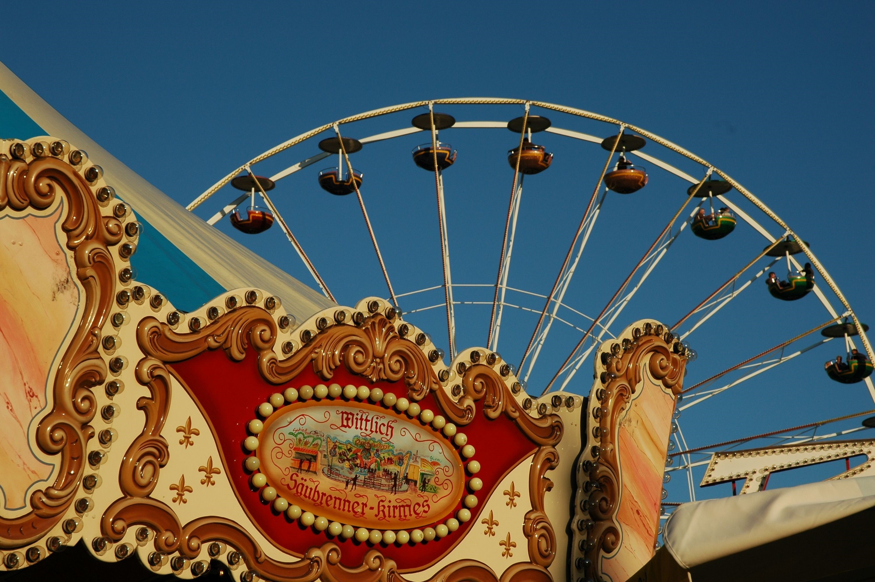 Karussell mit Riesenrad auf der Säubrennerkirmes Karussell mit Riesenrad auf der Säubrennerkirmes