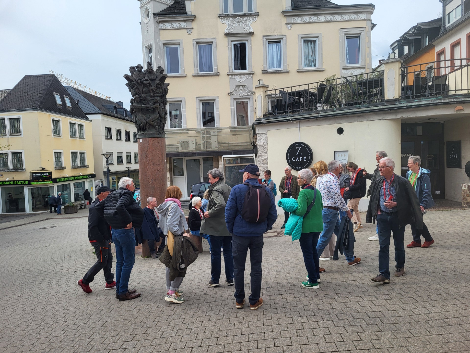 Gruppe an der Scherlsäule Gruppe an der Scherlsäule