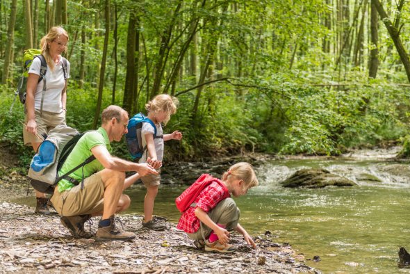 Familie am Wasser Familie am Wasser