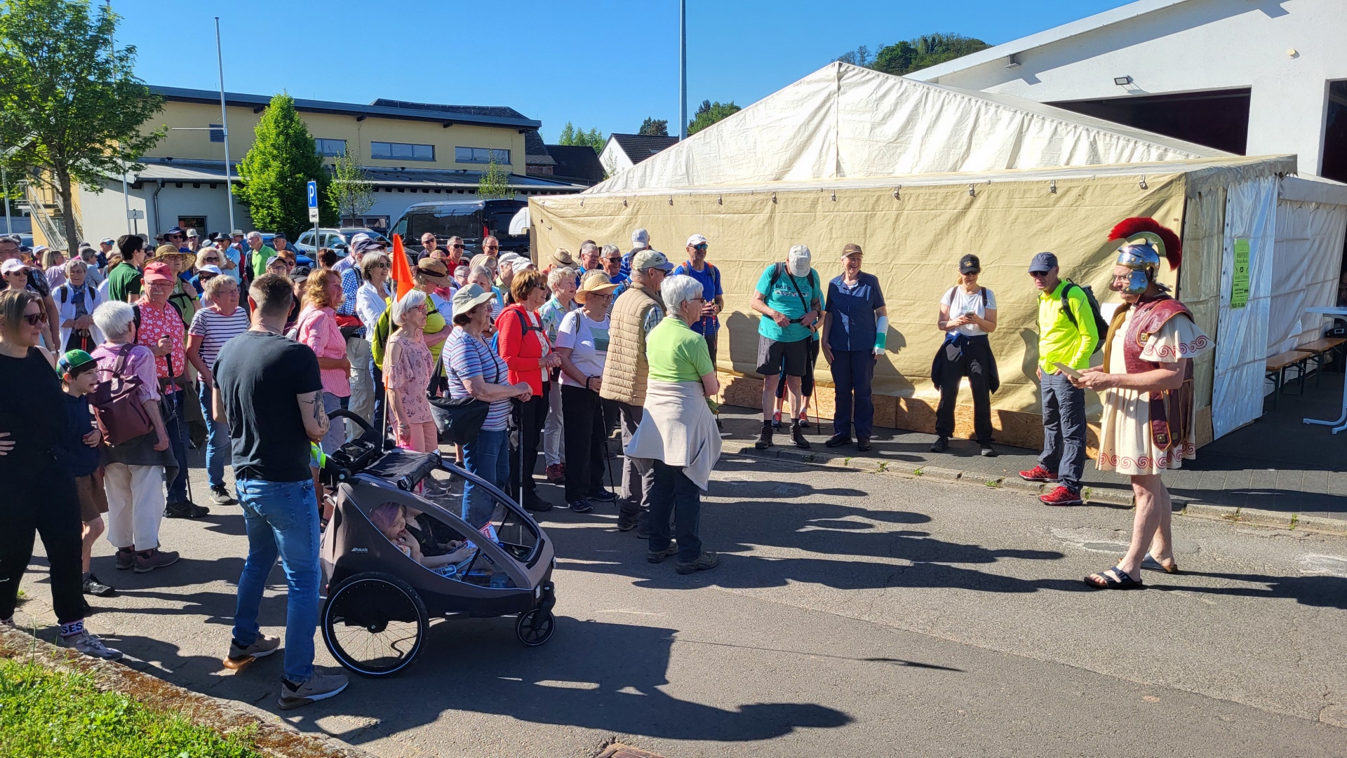 Römer Martin begrüßt die Wanderer
