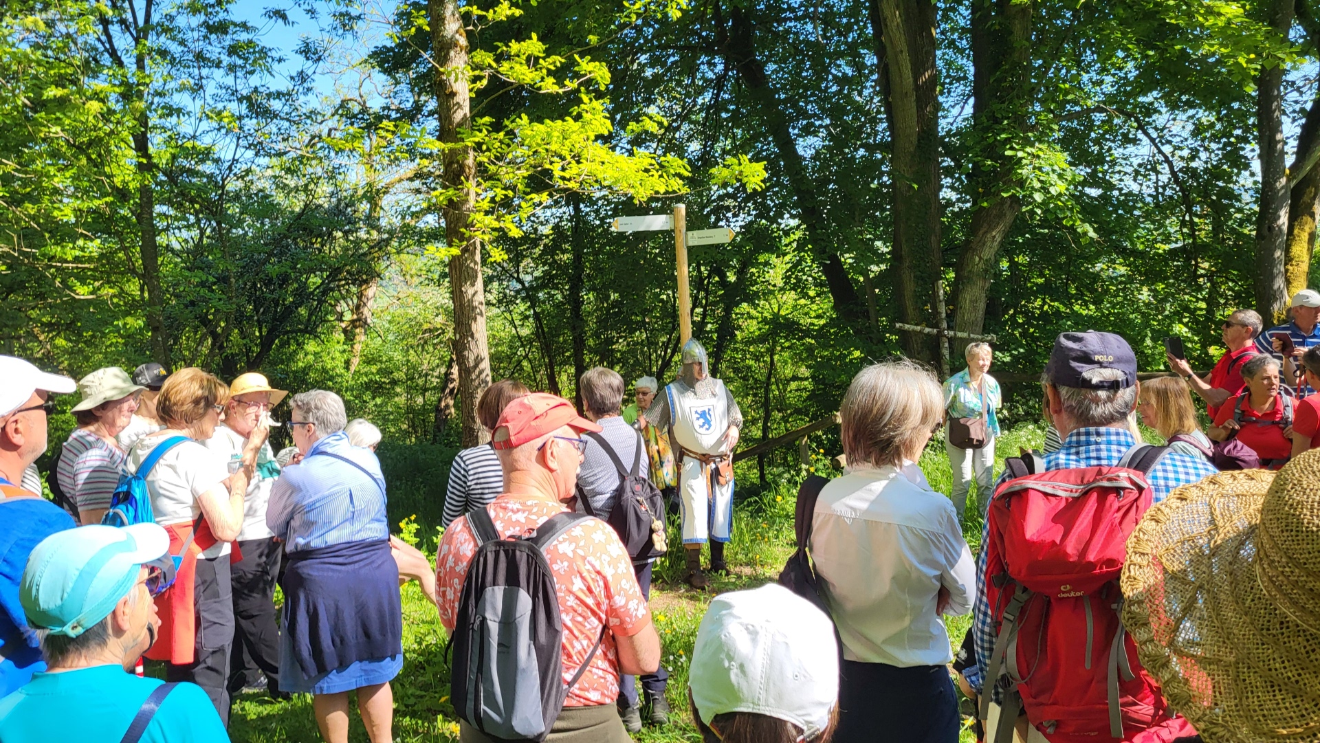Ritter Aki empfängt die Wanderer auf dem Neuerburger Kopf