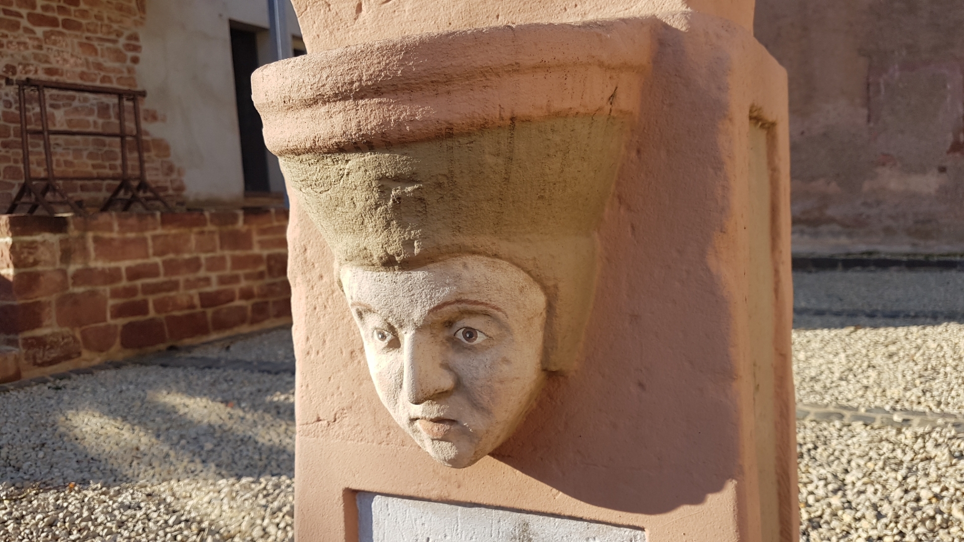 Maske am Prangerkreuz