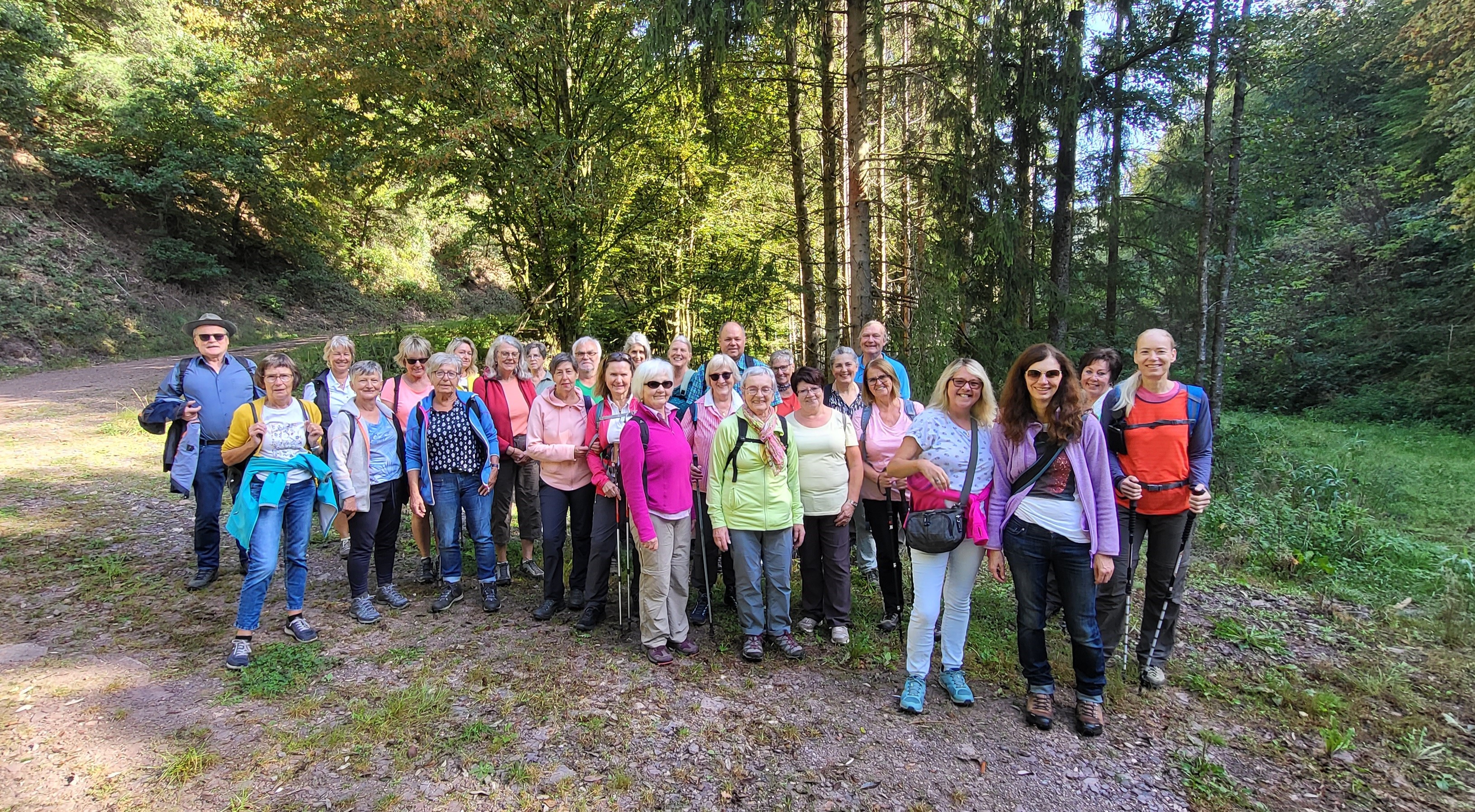 Wandergruppe an der Steinbrücke Wandergruppe an der Steinbrücke