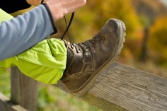 Wanderschuhe schnüren