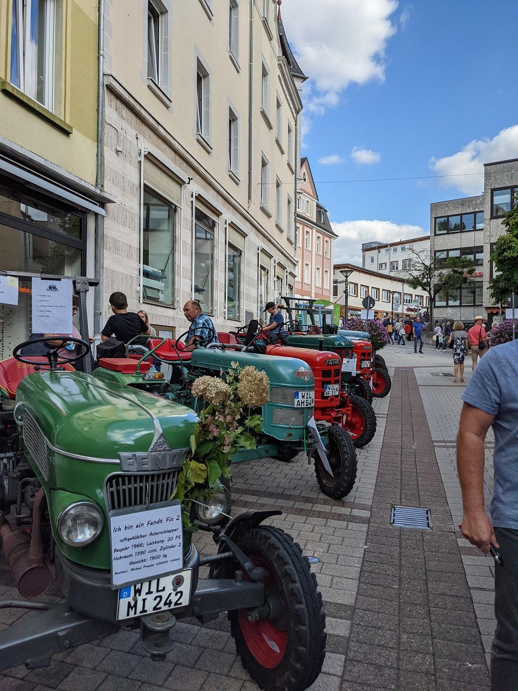 Das Bild zeigt Traktoren in der Neustraße während des 1. Wittlicher Traktorentreffen.