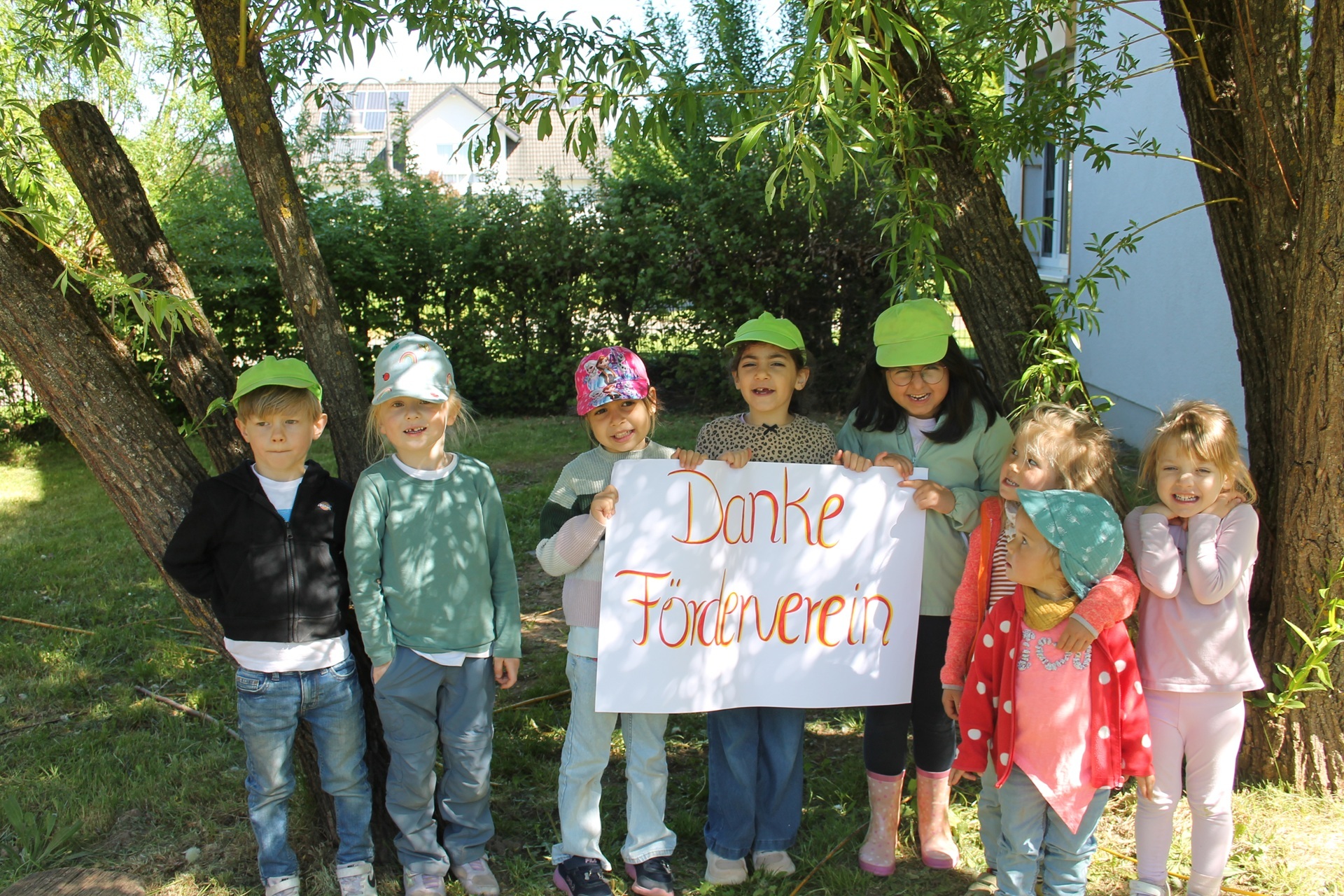 Das Foto zeigt eine Gruppe Kinder mit einem Schild auf dem Danke Förderverein steht.