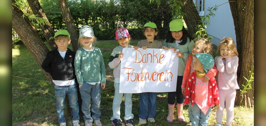 Das Foto zeigt eine Gruppe Kinder mit einem Schild auf dem Danke Förderverein steht.