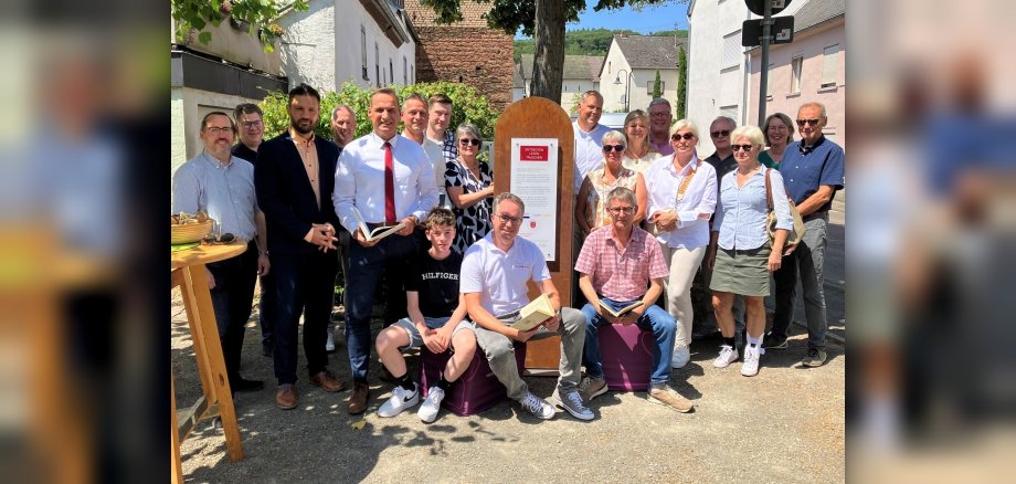 Gemeinsam eröffneten Bürgermeister Joachim Rodenkirch, Regionalmanager von Westenergie Marco Felten und Vertreter*innen aus dem Stadtteil den neuen Bücherschrank in Lüxem. 