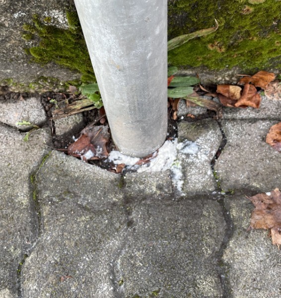 Das Foto zeigt das gefundene Pulver an einer Laterne im Stadtgebiet.