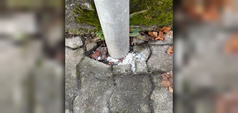 Das Foto zeigt das gefundene Pulver an einer Laterne im Stadtgebiet.