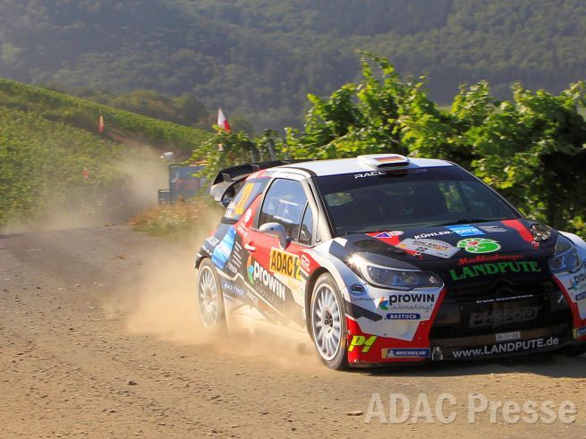 Deutschlandrallye Rallyewagen währen einer Prüfungsfahrt.