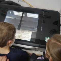 Kinder am Lasercutter